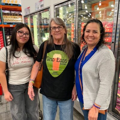 Dad Bods T-Shirt sighting! 🤘Shout out to Lisa who was at Costco rocking a Dad Bods Shirt! She said she got dragged by friends to come see us at Munch & Music, then became an instant fan. 🤣….🫵🤘🤩

#dadbods #dadbodsband #bend #bendoregon #visitbend #bendnightlife #bendmusic #80smusic #80scoverband